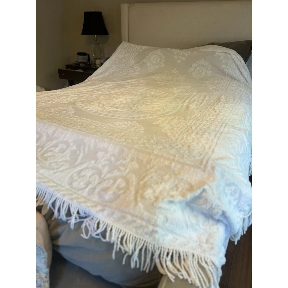 vintage chenille bedspread white 100% cotton with 5' fringe 115 X 93 clean rare